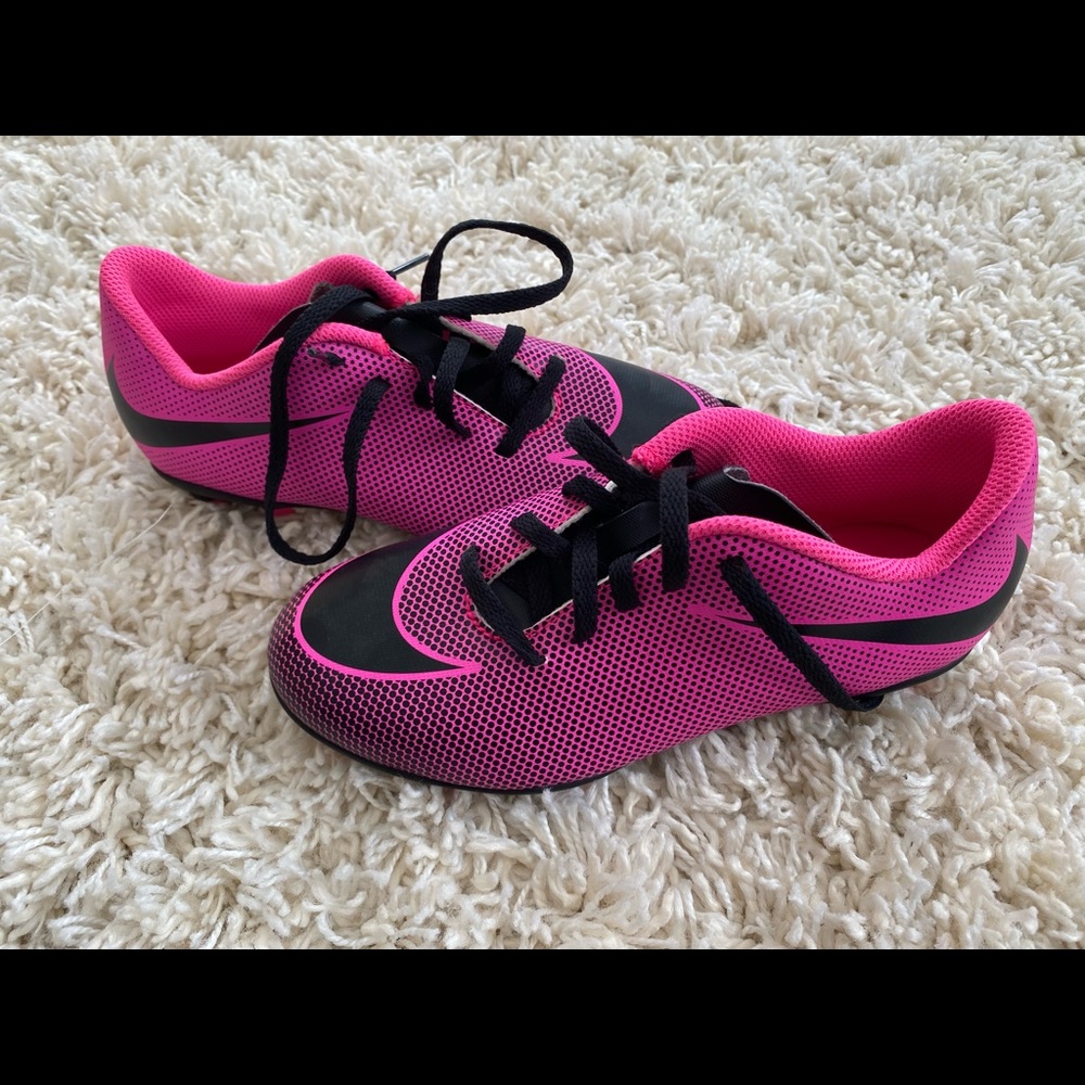 Girls 3.5Y Nike soccer cleats excellent condition
